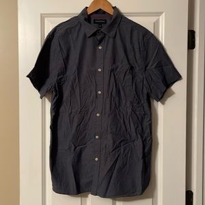 Short sleeve slim fit 100% cotton button-down shirt